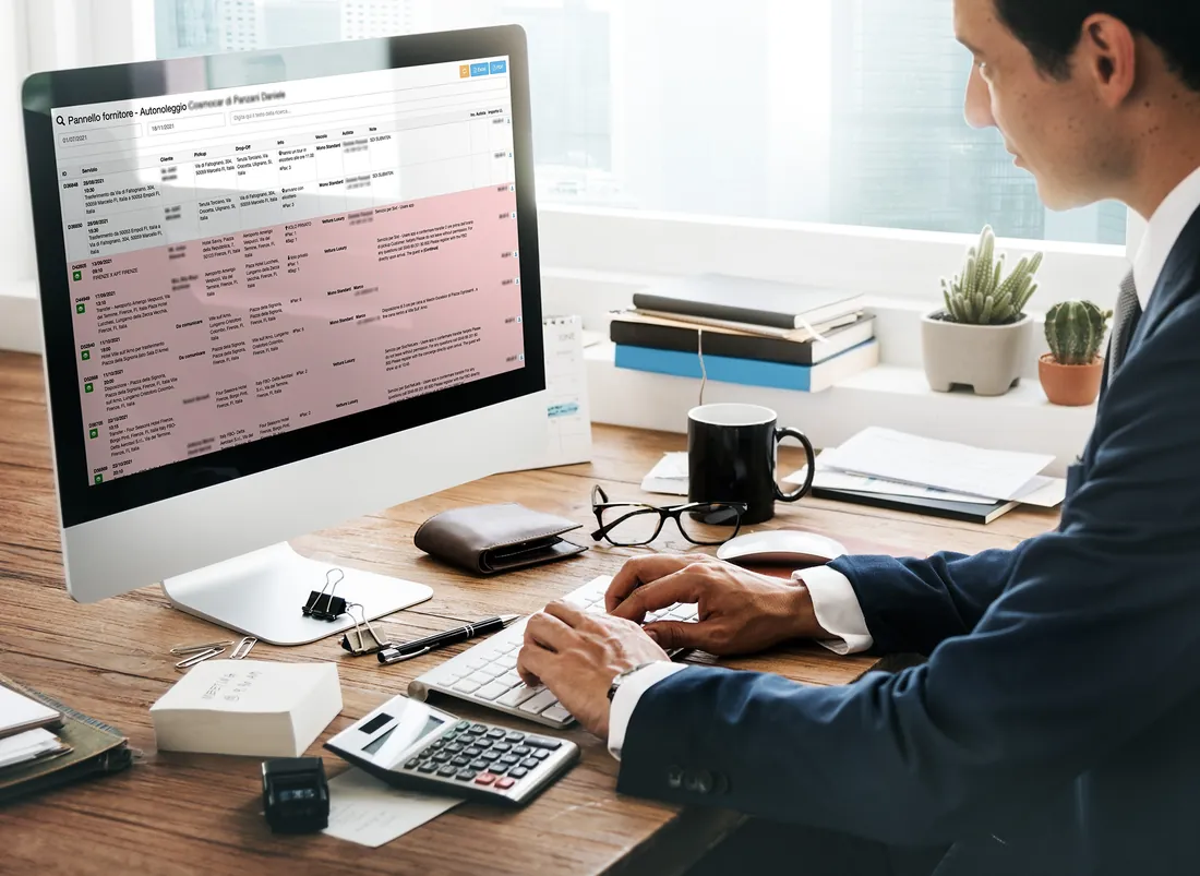 Operatore alla scrivania con il gestionale Udriver aperto sul monitor